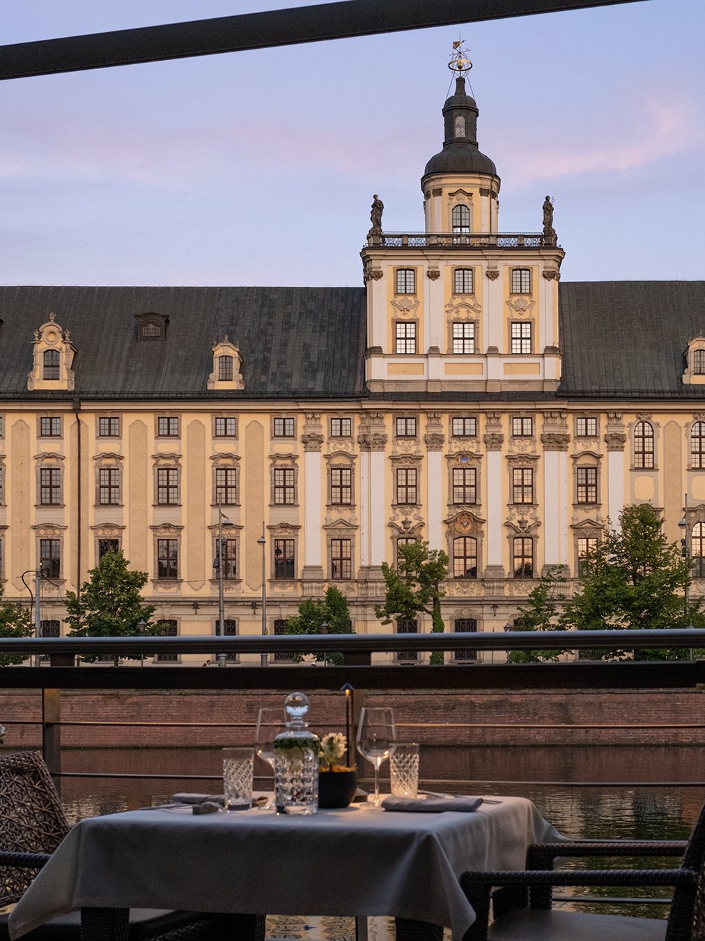 Widok z tarasu restauracji na Odrę wieczorem